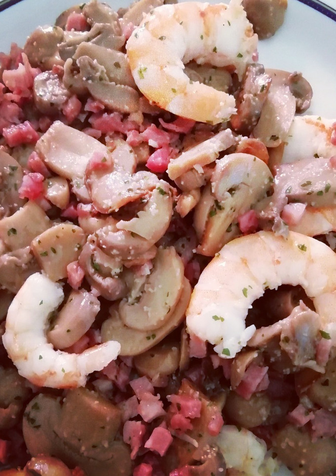 Una foto de Champiñones con gambas, langostinos y jamón