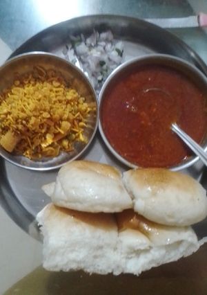 મિસળ (Misal Recipe In Gujarati) રેસીપી મુખ્ય ફોટો