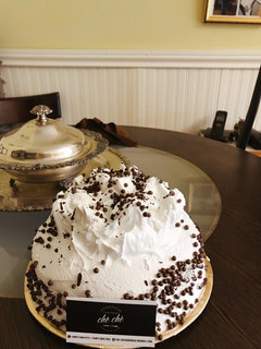 Una foto de Torta brownie con dulce de leche y merengue #delantaldorado