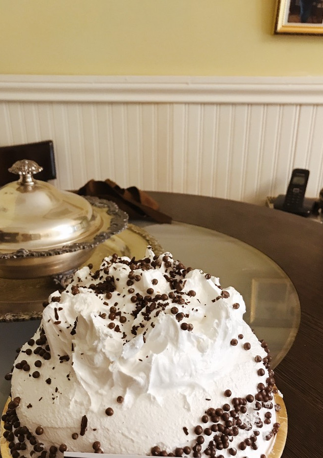 Una foto de Torta brownie con dulce de leche y merengue #delantaldorado