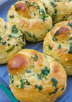 A picture of Garlic knots.