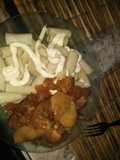 Bifes de cerdo a la olla con papas. Y fideos blancos con mayone
