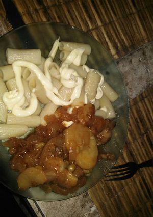 Una foto de Bifes de cerdo a la olla con papas. Y fideos blancos con mayone