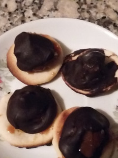 Una foto de Conitos de dulce de leche bañados con chocolate