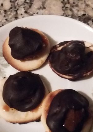 Una foto de Conitos de dulce de leche bañados con chocolate
