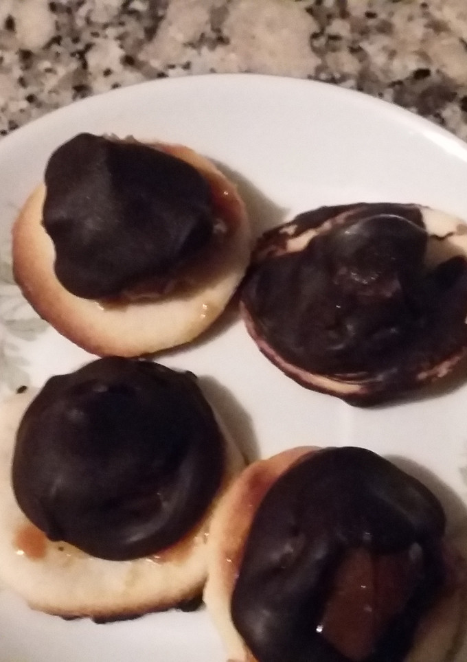 Una foto de Conitos de dulce de leche bañados con chocolate