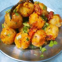 A picture of Suji/semolina balls.