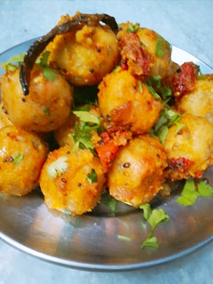 A picture of Suji/semolina balls.