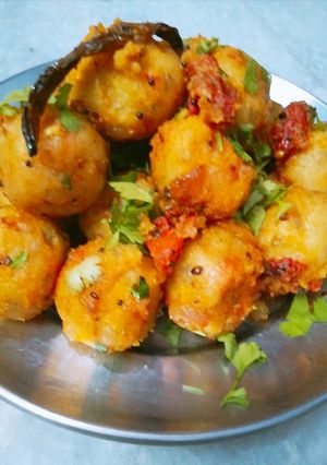 A picture of Suji/semolina balls.