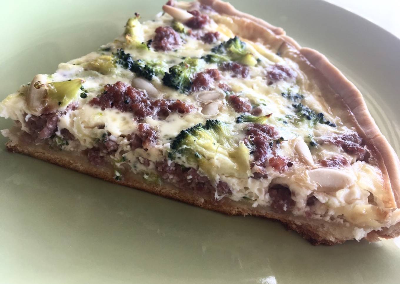 Quiche de carne picada, brócoli y piñones