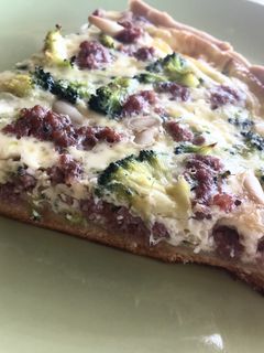 Una foto de Quiche de carne picada, brócoli y piñones