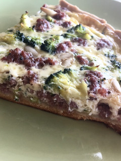 Una foto de Quiche de carne picada, brócoli y piñones