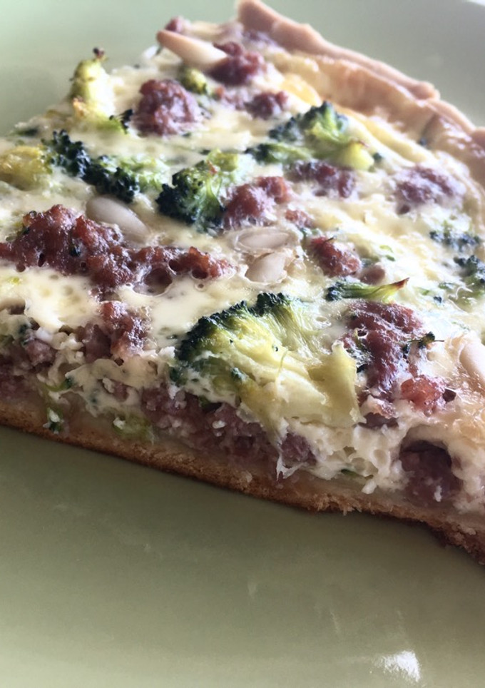 Una foto de Quiche de carne picada, brócoli y piñones