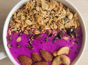 รูปของ Granola Bowl แก้วมังกรแดงปั่นโยเกิร์ต อาหารเช้าโลว์คาร์บ