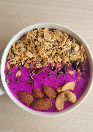 รูปของ Granola Bowl แก้วมังกรแดงปั่นโยเกิร์ต อาหารเช้าโลว์คาร์บ
