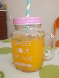 Una foto de Jugo smoothie de naranja, menta y chía