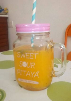 Una foto de Jugo smoothie de naranja, menta y chía