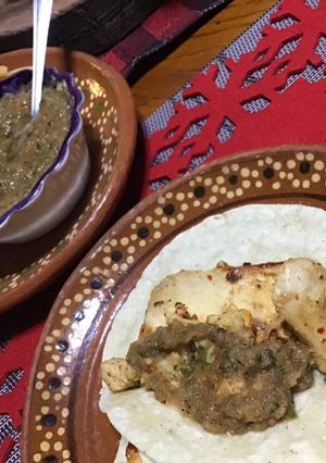 Una foto de Pollo a la plancha con salsa totopera