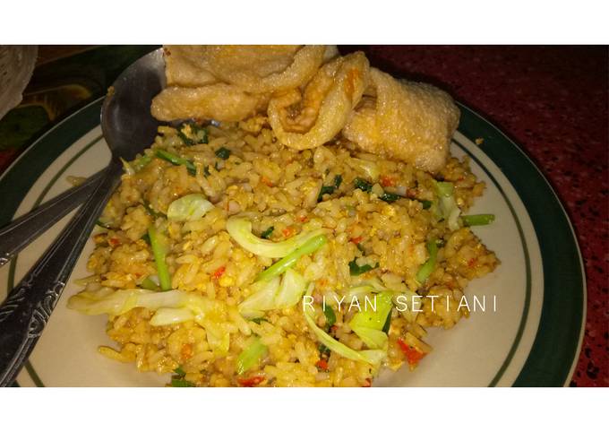 Resep Nasi Goreng ala penjual pinggir jalan oleh Riyan Setiani - Cookpad