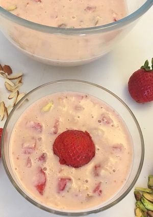 A picture of Strawberry kheer.