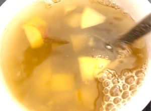 Una foto de Tecito de manzana verde con whisky