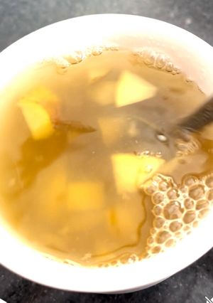 Una foto de Tecito de manzana verde con whisky