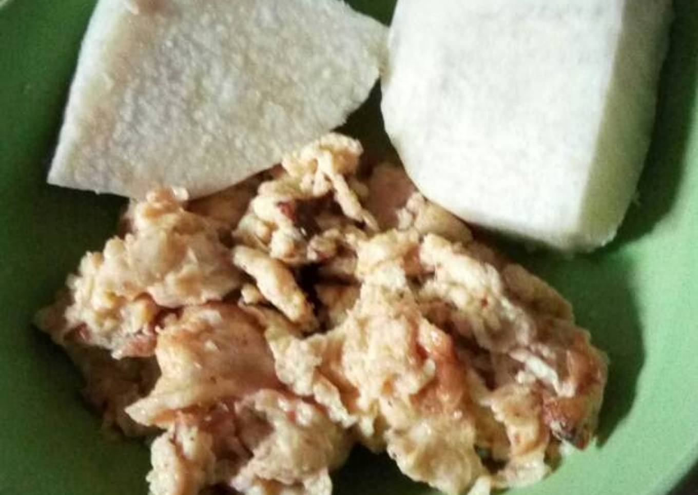 Boiled yam with scrambled egg