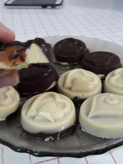 Una foto de Medallones de chocolate bicolor rellenos de dulce de leche