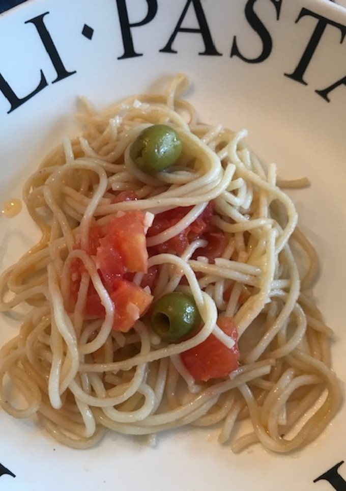 Una foto de Spaghetti con aceitunas