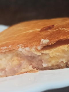 Una foto de Empanada de masa quebrada con York, queso y bechamel