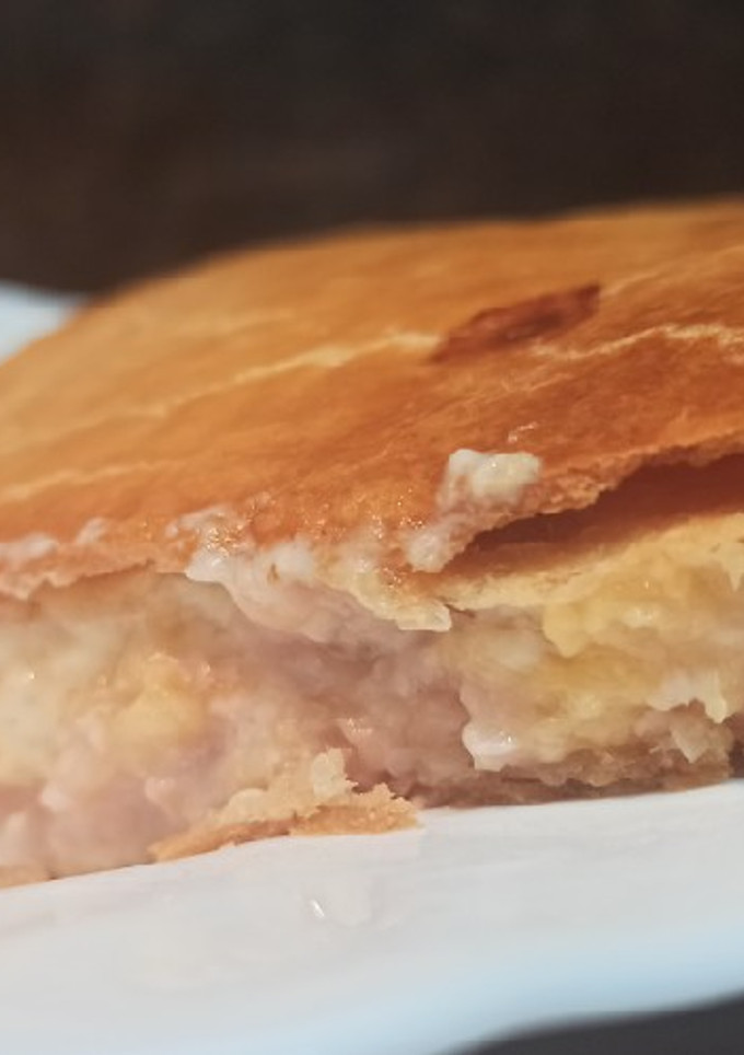 Una foto de Empanada de masa quebrada con York, queso y bechamel