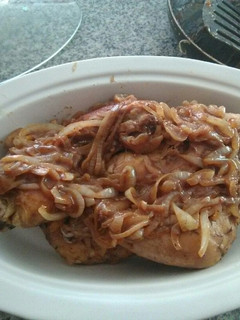 Una foto de Pollo encebollado