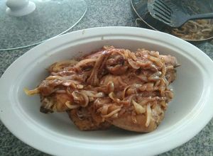 Una foto de Pollo encebollado