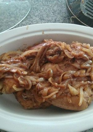 Una foto de Pollo encebollado