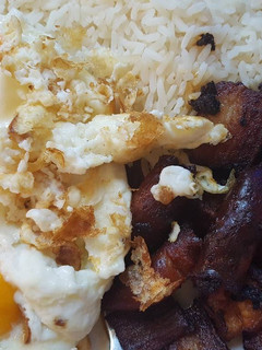 Una foto de Huevos con arroz blanco, chistorra y panceta😋
