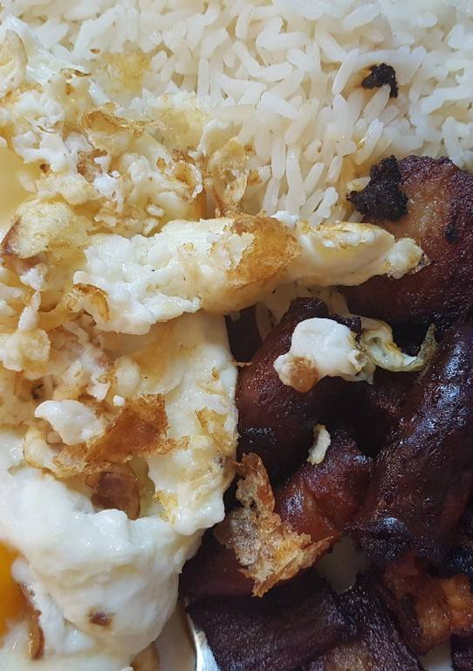 Una foto de Huevos con arroz blanco, chistorra y panceta😋