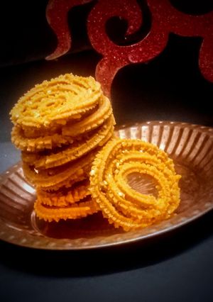 खुसखुशीत चकली (chakali recipe in marathi) रेसिपी चे मुख्य फोटो 