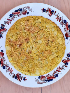 Una foto de Tortilla de papas sin huevo 🐔 Tortilla de patatas vegana 🐣