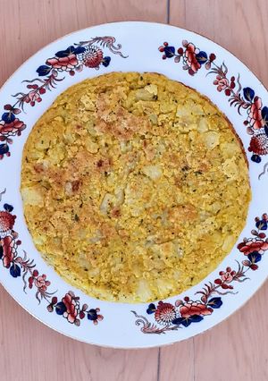 Una foto de Tortilla de papas sin huevo 🐔 Tortilla de patatas vegana 🐣