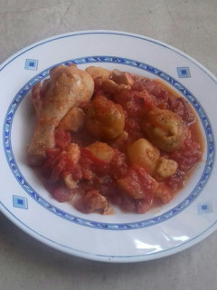 Una foto de Pollo con tomate y pimientos del piquillo