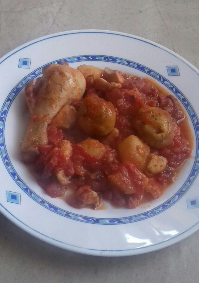 Una foto de Pollo con tomate y pimientos del piquillo