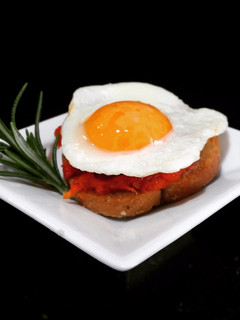 Una foto de Tostada de Sobrasada a la miel con huevo de Codorniz