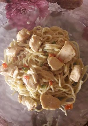 Una foto de Fideos con salsa de pollo a la crema