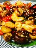 Wok de setas variadas, verduras y langostinos