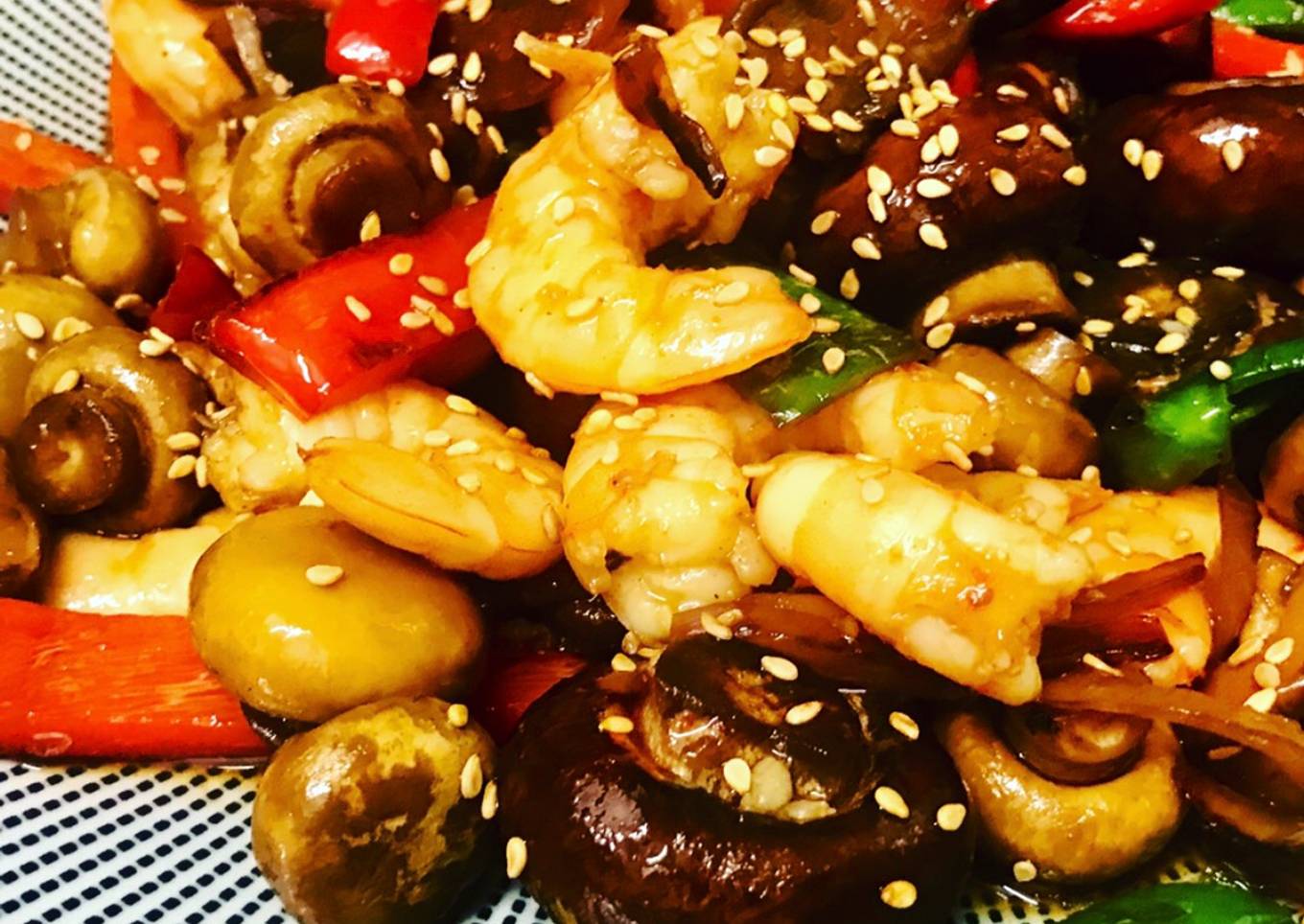 Wok de setas variadas, verduras y langostinos