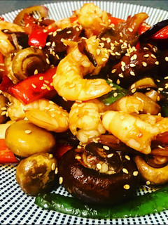 Una foto de Wok de setas variadas, verduras y langostinos