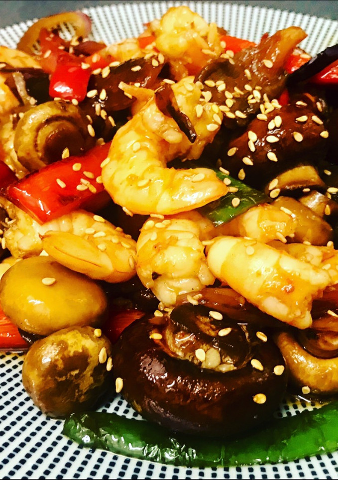 Una foto de Wok de setas variadas, verduras y langostinos