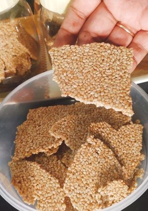 तील की चिक्की(Til ki chikki recipe in Hindi) रेसिपी मुख्य फोटो