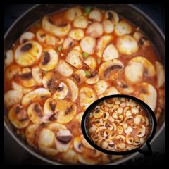 A picture of Restuarant style matar mushroom.