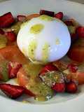 Ensalada de tomate, fresas, burrata y pesto de piñones